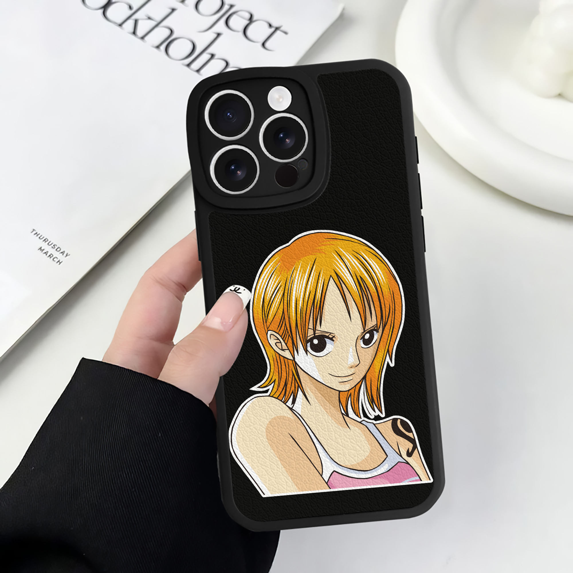 （画像用） ワンピース ナミ ONE PIECE Nami 【iPhone 16シリーズ対応】シリコンスマホケース（レザー調） 材質：シリコン